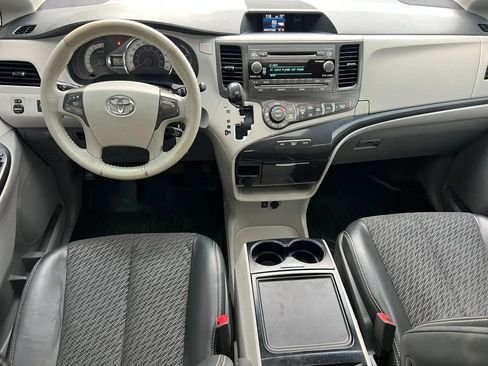 Used 2013 Toyota Sienna SE image 16