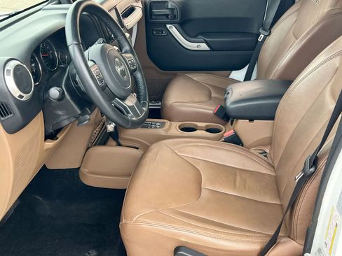 Used 2017 Jeep Wrangler Unlimited Sahara w/ Connectivity Group image 10