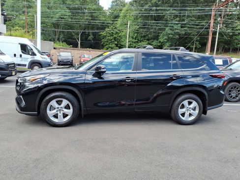 Used 2024 Toyota Highlander LE AWD/4WD image 8