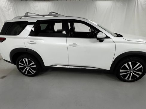 Certified 2025 Nissan Pathfinder Platinum AWD/4WD image 2
