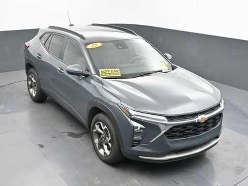 Used 2025 Chevrolet Trax LT FWD image 37