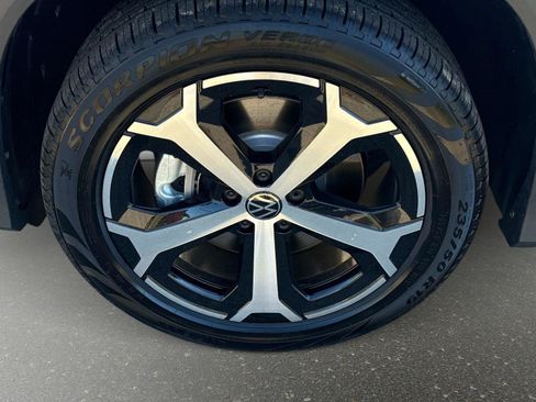 New 2025 Volkswagen Tiguan SE image 9