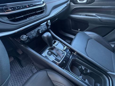 Used 2025 Jeep Compass Trailhawk image 40