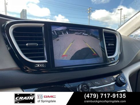 Used 2024 Chrysler Pacifica Touring-L FWD image 18