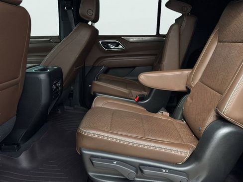 Used 2021 Chevrolet Suburban High Country w/ Premium Package AWD/4WD image 16