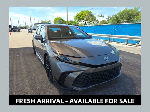 Used 2025 Toyota Camry SE FWD image 1
