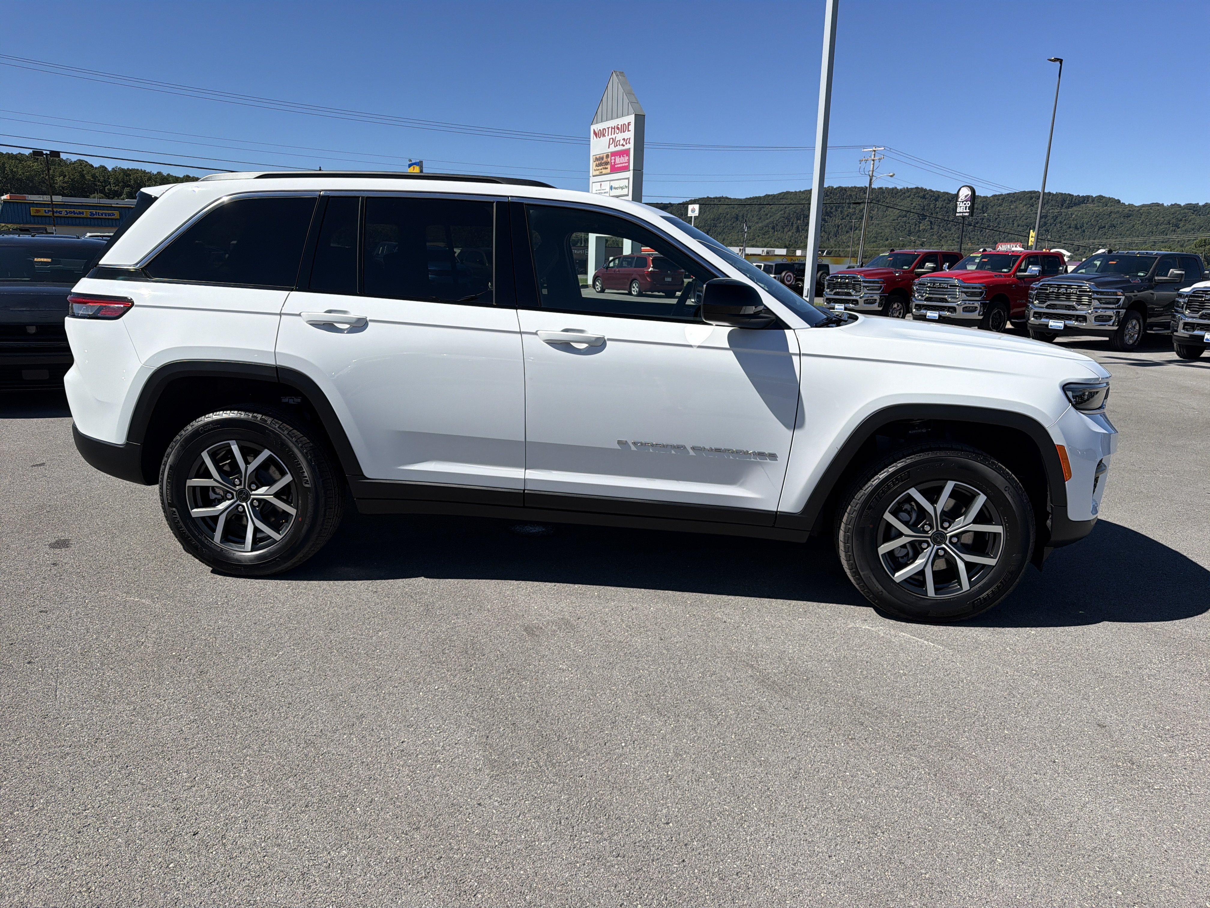 New 2027 Jeep Grand Cherokee Laredo X AWD/4WD image 5