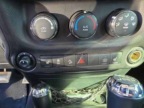 Used 2017 Jeep Wrangler Unlimited Sahara AWD/4WD image 16