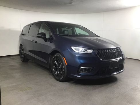 Used 2023 Chrysler Pacifica Limited w/ Uconnect Theater Family Group FWD image 1
