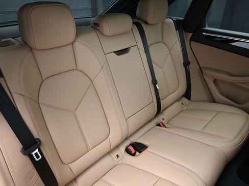 Certified 2024 Porsche Macan AWD/4WD image 26