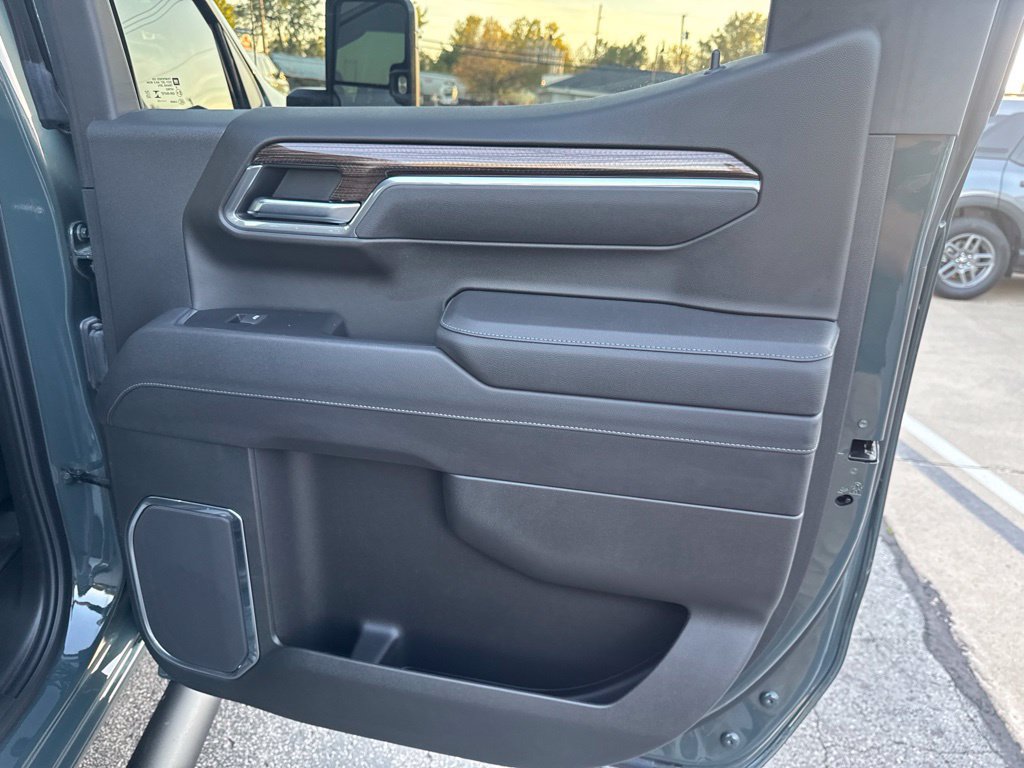 Used 2025 Chevrolet Silverado 1500 LT Trail Boss w/ Convenience Package II AWD/4WD image 40