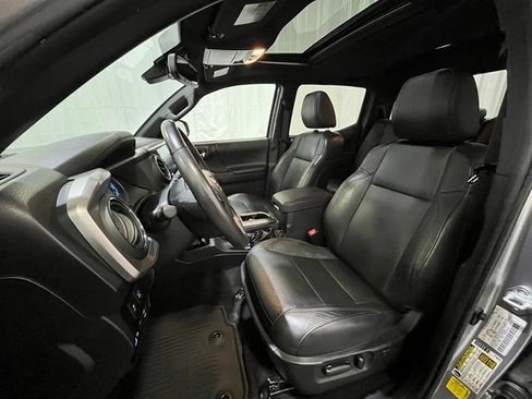 Used 2022 Toyota Tacoma Limited w/ Black Out Package (TMS) AWD/4WD image 11