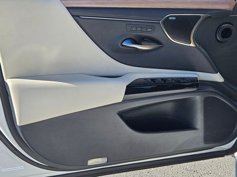 Used 2023 Lexus ES 300h Ultra Luxury w/ Accessory Package (Z2) image 17