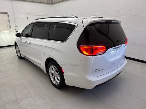 Used 2020 Chrysler Pacifica Limited FWD image 4