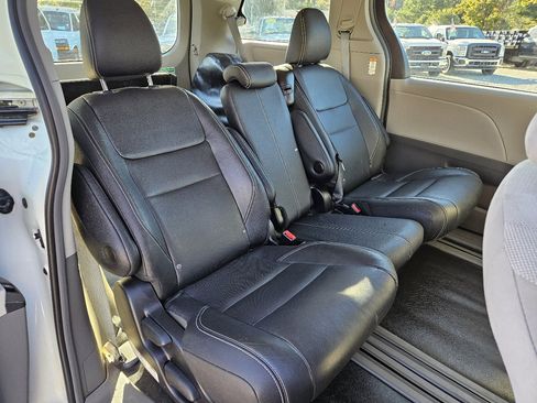 Used 2016 Toyota Sienna L image 31
