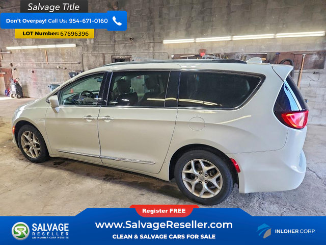 Used 2017 Chrysler Pacifica Touring-L w/ Tire & Wheel Group FWD image 3