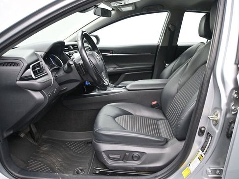 Used 2020 Toyota Camry SE FWD image 6