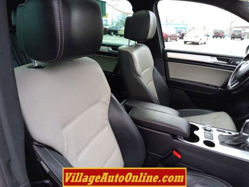 Used 2017 Volkswagen Touareg Wolfsburg Edition image 32