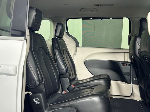 Used 2023 Chrysler Pacifica Touring-L image 12