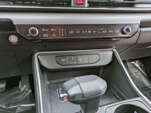 Used 2025 Kia Carnival EX image 18