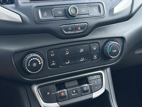 Used 2023 GMC Terrain SLE w/ Elevation Edition image 32