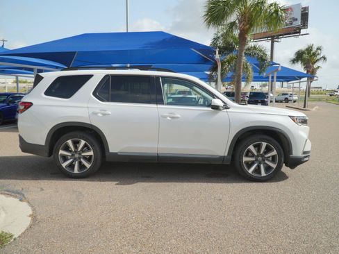Used 2023 Honda Pilot Touring image 4