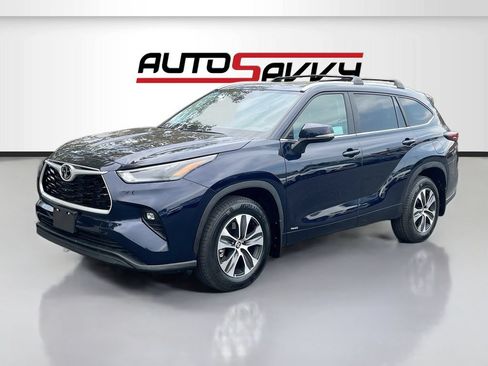 Used 2025 Toyota Highlander XLE AWD/4WD image 3