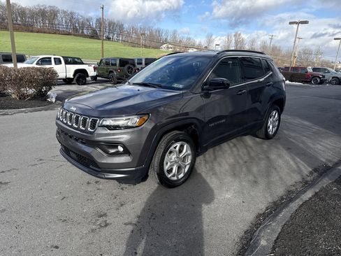 Used 2024 Jeep Compass Latitude w/ Convenience Group image 8