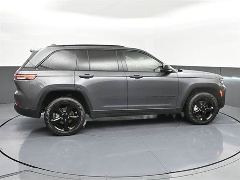 Used 2024 Jeep Grand Cherokee Limited w/ Black Appearance Package AWD/4WD image 25