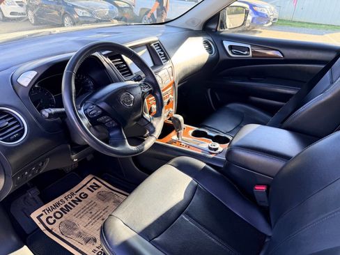 Used 2017 Nissan Pathfinder Platinum w/ Family Entertainment Package image 21