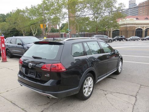 Used 2017 Volkswagen Golf Alltrack S AWD/4WD image 4