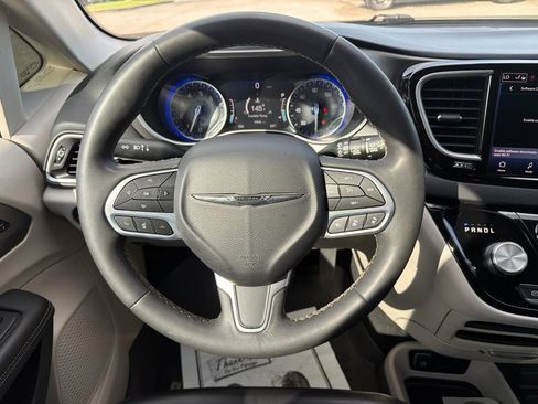 Used 2023 Chrysler Pacifica Touring-L FWD image 13