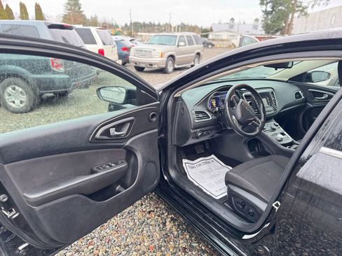 Used 2016 Chrysler 200 Limited w/ Convenience Group image 8