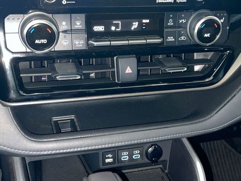 Used 2022 Toyota Highlander XLE AWD/4WD image 19