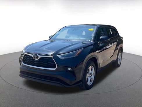 Used 2025 Toyota Highlander LE FWD image 3