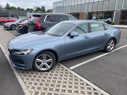 Used 2018 Volvo S90 T5 Momentum w/ Convenience Package FWD image 3