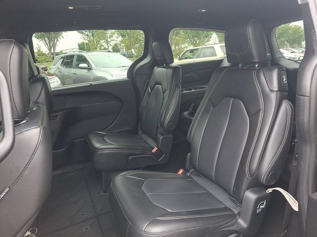 Used 2025 Chrysler Pacifica Select FWD image 10