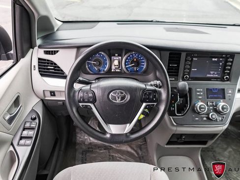 Used 2018 Toyota Sienna LE image 2
