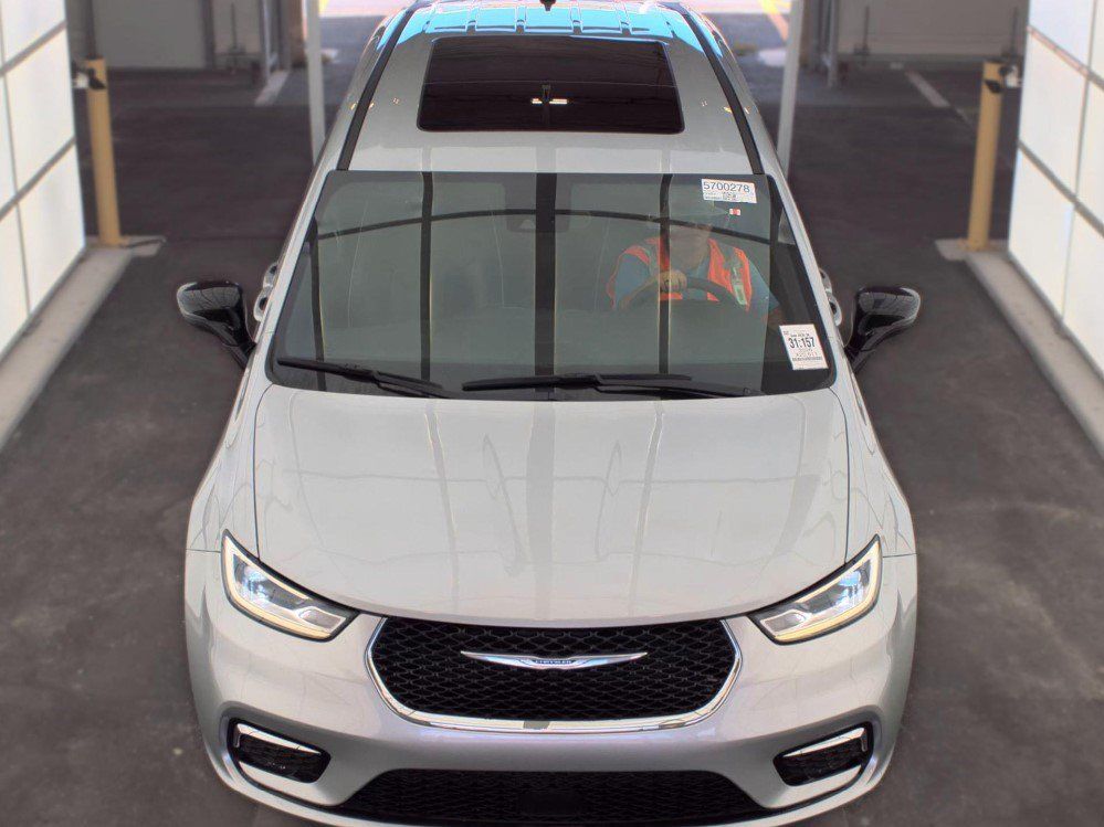 Used 2026 Chrysler Pacifica Limited FWD image 3