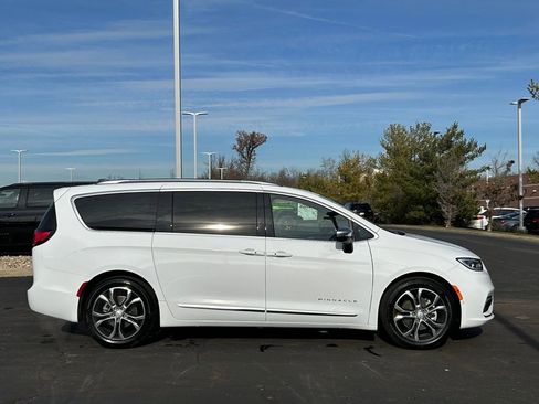 New 2026 Chrysler Pacifica Pinnacle image 8