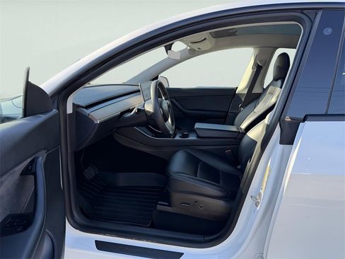 Used 2021 Tesla Model Y Long Range image 14