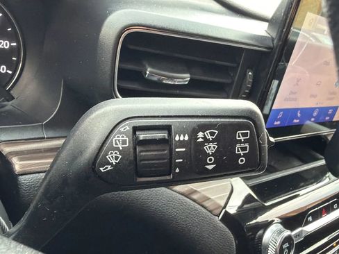 Used 2021 Ford Explorer Limited w/ Equipment Group 301A AWD/4WD image 13