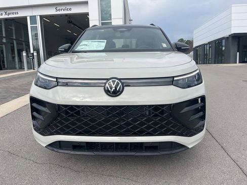 New 2026 Volkswagen Tiguan SE R-Line FWD image 2
