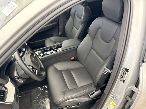 Used 2025 Volvo XC60 B5 Plus image 11