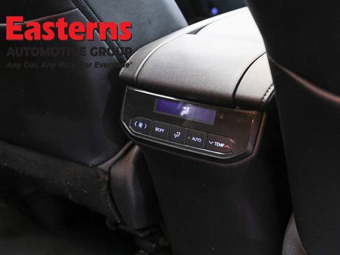 Used 2021 Toyota Highlander XLE AWD/4WD image 24