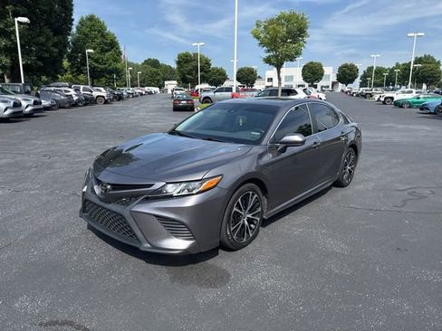 Used 2020 Toyota Camry SE FWD image 4