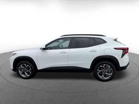 Used 2025 Chevrolet Trax LT FWD image 8
