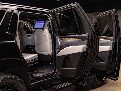 Used 2026 Cadillac Escalade Platinum Sport w/ LPO, ONYX Package image 30