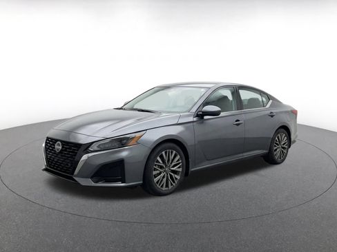 Used 2025 Nissan Altima 2.5 SV FWD image 3