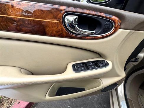 Used 2005 Jaguar XJ8 L image 16